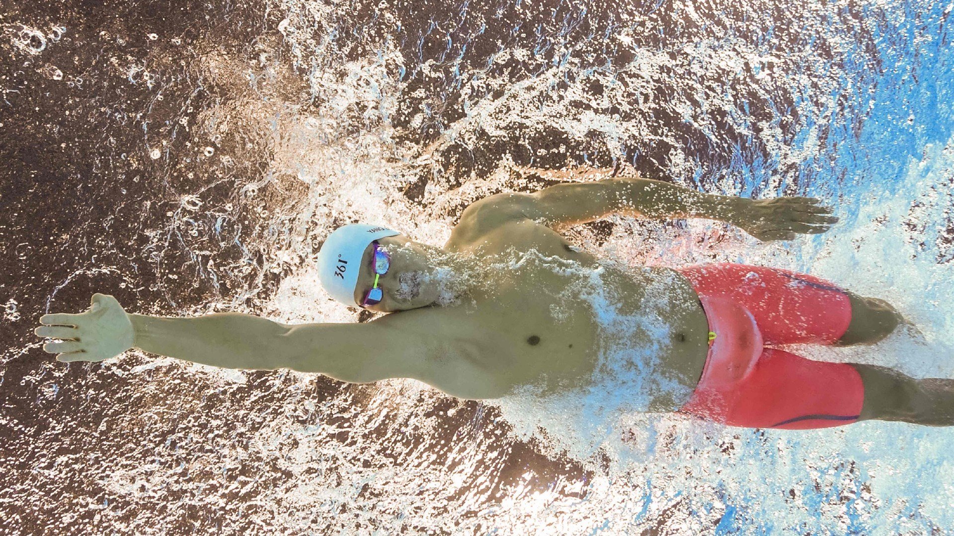 尤文出奇制胜，成功利用中场防守反击，尤文中场太差