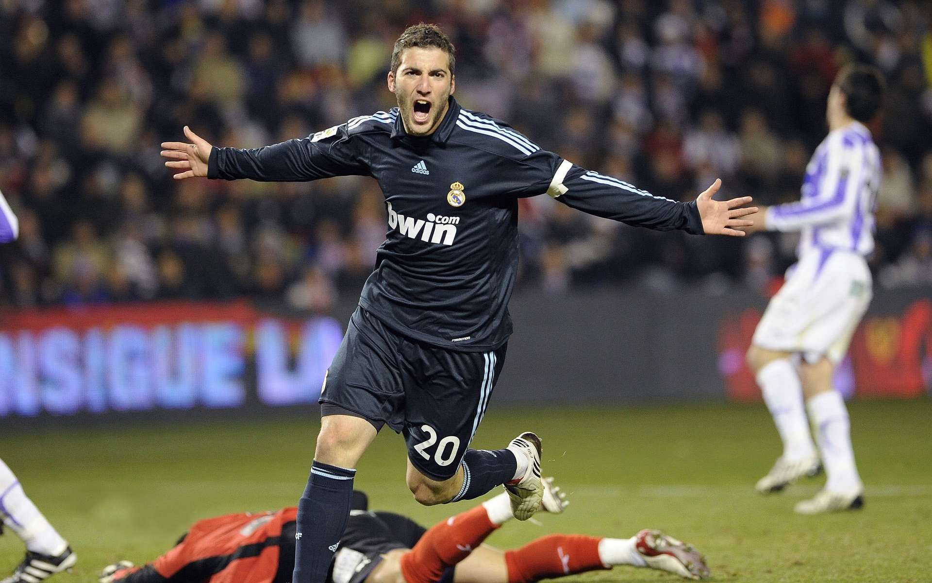 南特通过调度中场组织提升比赛质量，南特附加赛